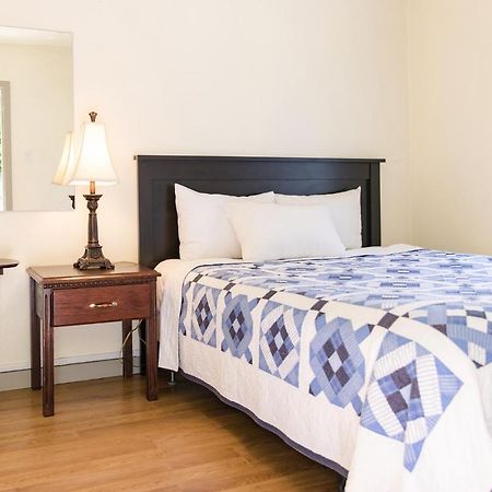 Cherry Tree Inn Saanich Екстер'єр фото