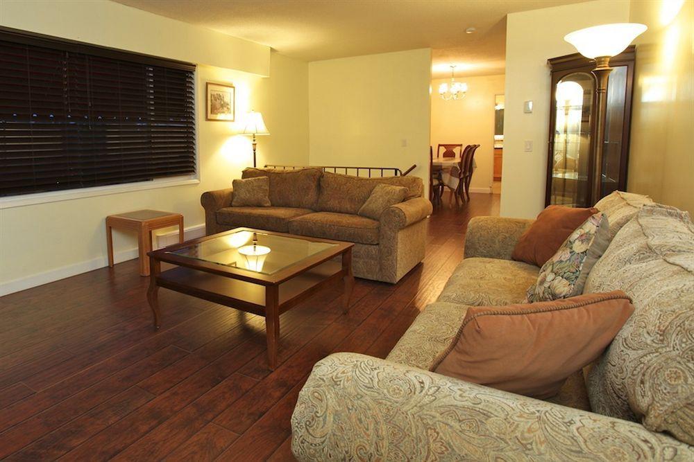 Cherry Tree Inn Saanich Екстер'єр фото