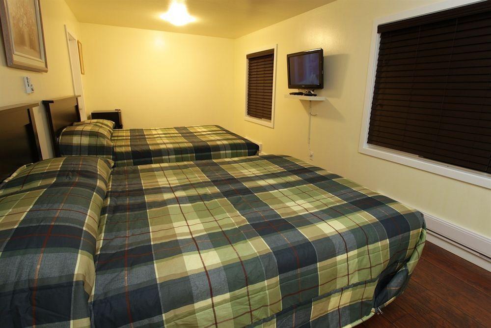 Cherry Tree Inn Saanich Екстер'єр фото