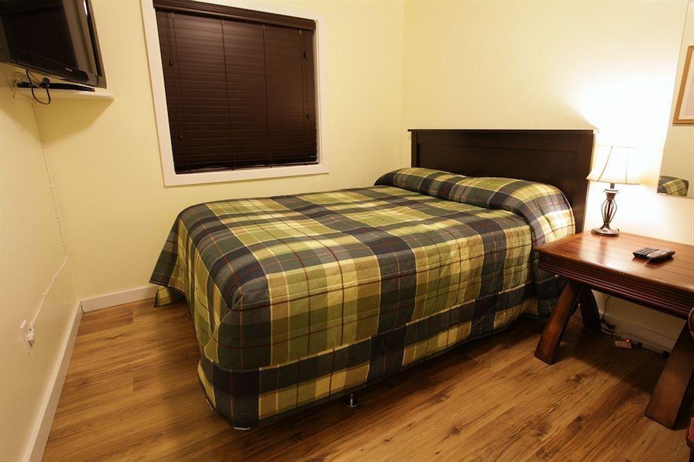 Cherry Tree Inn Saanich Екстер'єр фото