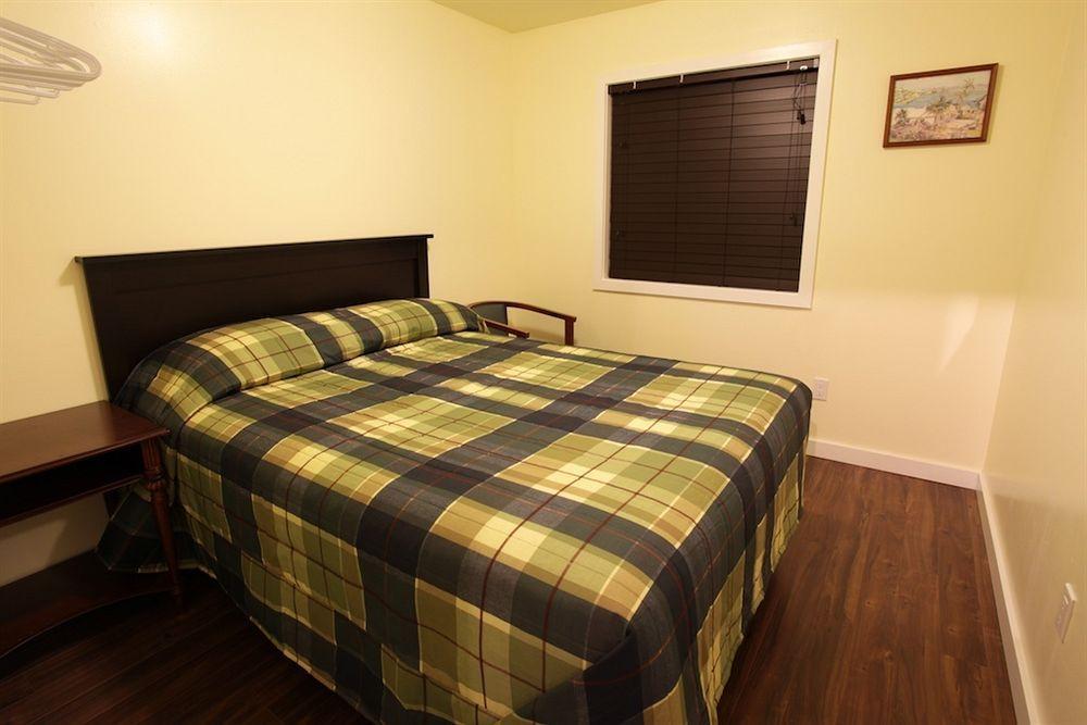 Cherry Tree Inn Saanich Екстер'єр фото