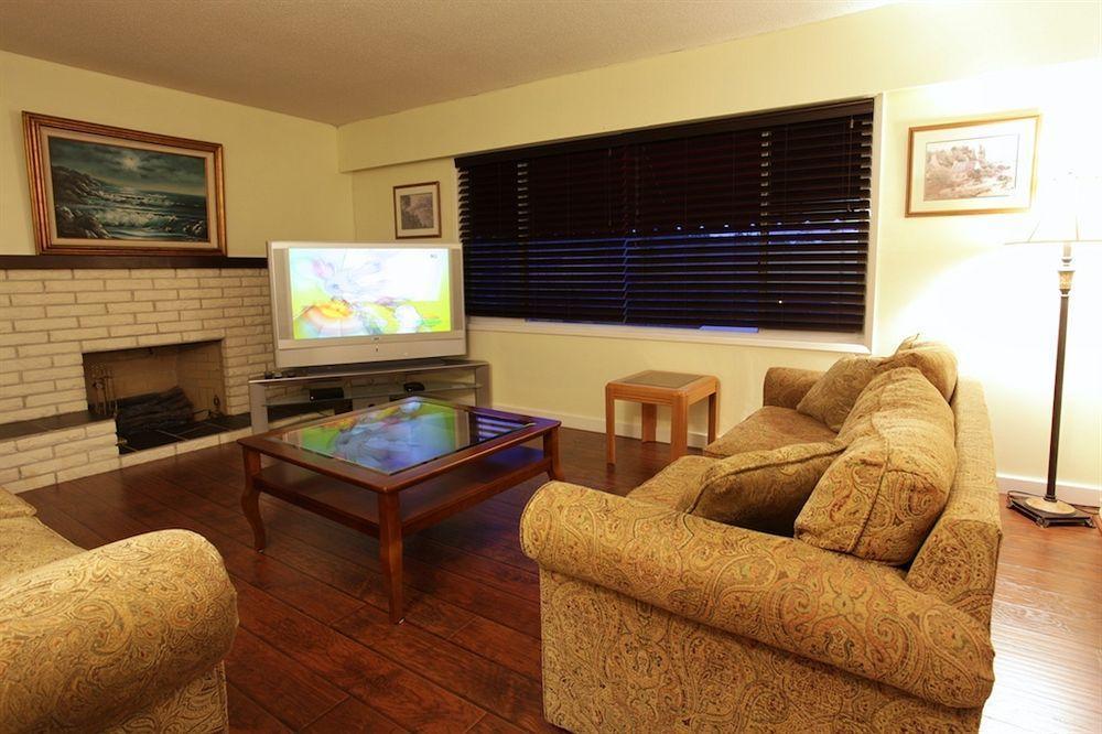Cherry Tree Inn Saanich Екстер'єр фото