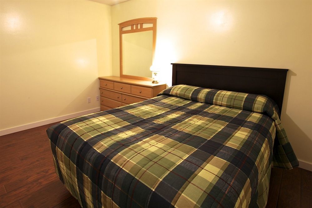 Cherry Tree Inn Saanich Екстер'єр фото