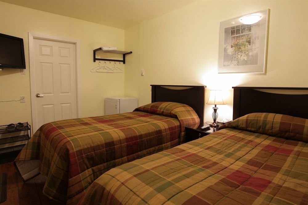 Cherry Tree Inn Saanich Екстер'єр фото