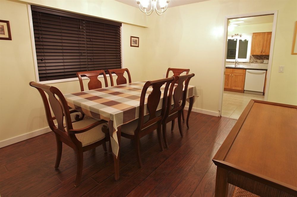 Cherry Tree Inn Saanich Екстер'єр фото