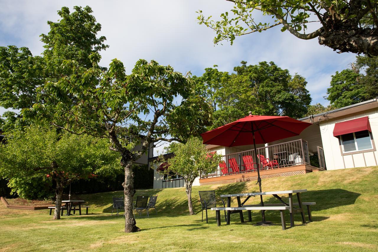 Cherry Tree Inn Saanich Екстер'єр фото