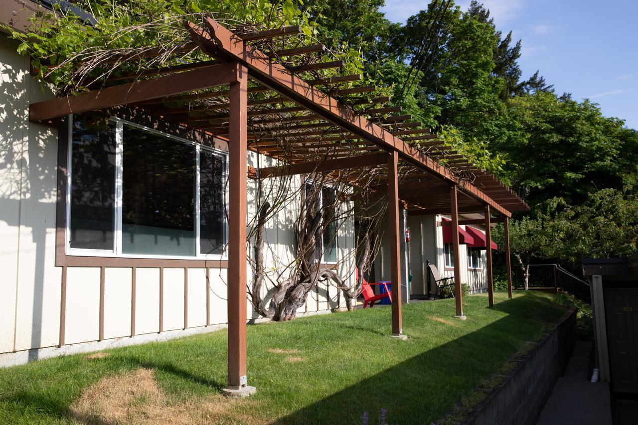 Cherry Tree Inn Saanich Екстер'єр фото