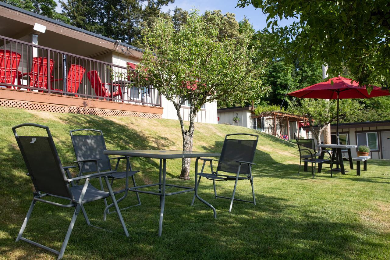 Cherry Tree Inn Saanich Екстер'єр фото